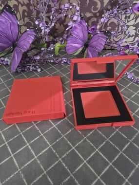 * Legacy : Matte velvet blush by Hung Vanngo
